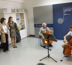 Doña Letizia junto al presidente del Principado de Asturias, la presidenta de la Fundación Príncipe de Asturias, el profesor Stefan Popov y el alumno 
